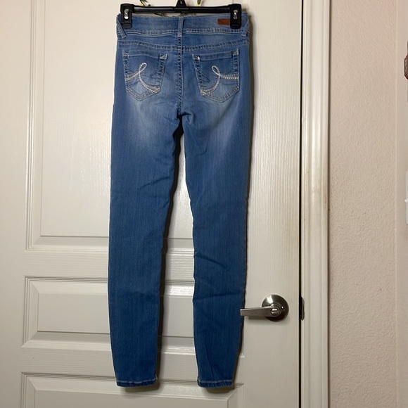 WALLFLOWER Light wash Juniors Skinny Jeans - Picture 2 of 6